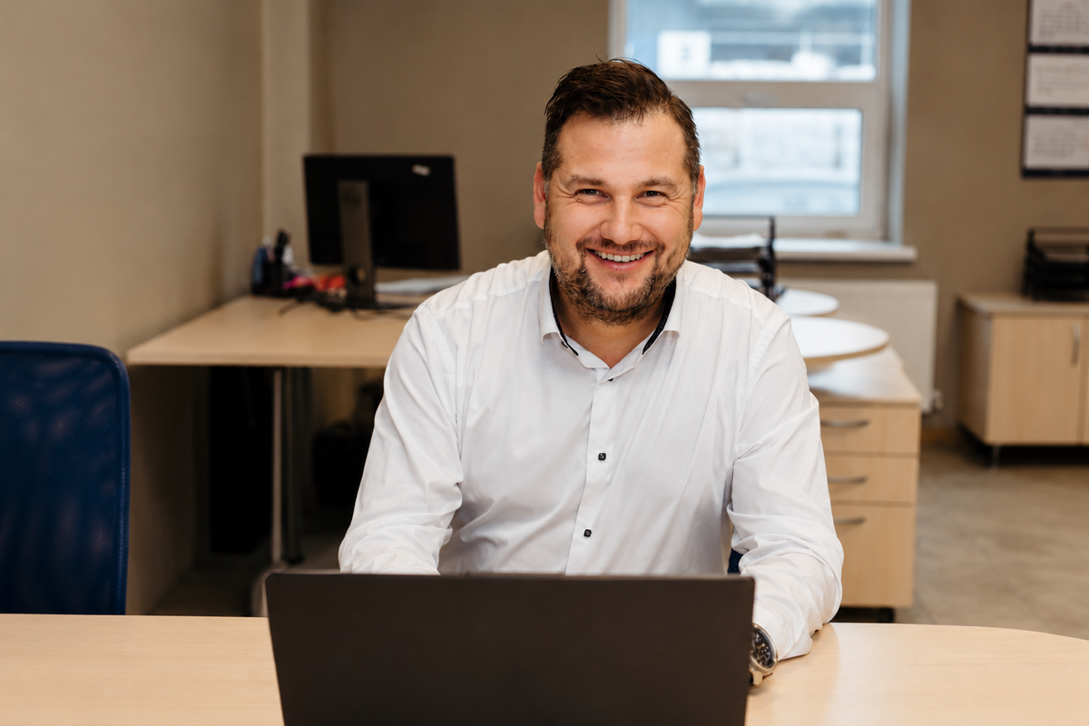 Oskars Ikers discussing ecommerce growth during an online business call | IKERS
